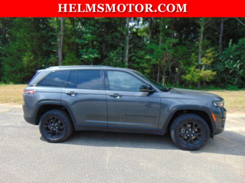 Certified 2024 Jeep Grand Cherokee Altitude RWD image 11