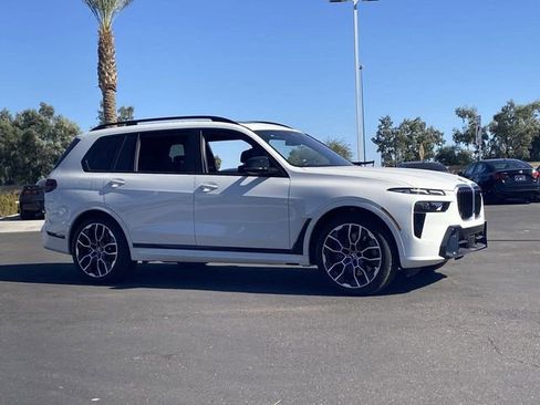 Used 2025 BMW X7 M60i w/ Climate Comfort Package image 4
