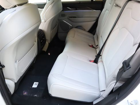 Used 2023 Jeep Grand Cherokee Overland w/ Luxury Tech Group IV image 22