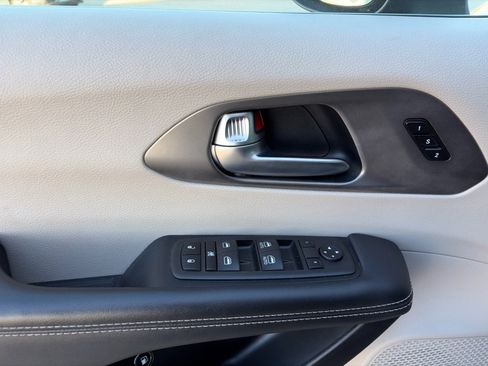 Used 2023 Chrysler Pacifica Touring-L image 16