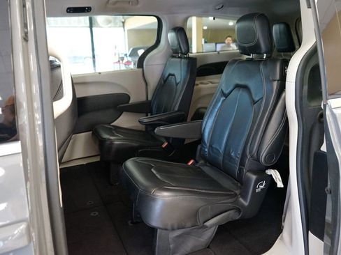 Used 2022 Chrysler Pacifica Touring-L FWD image 47