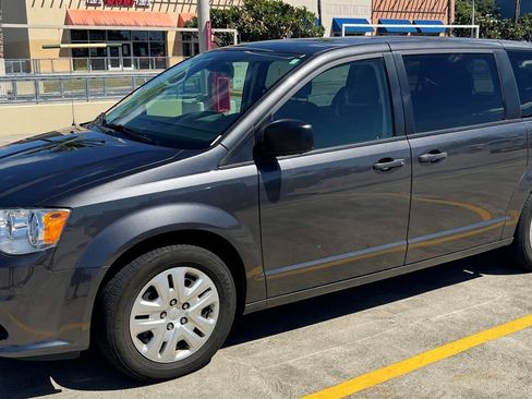 Used 2019 Dodge Grand Caravan SE w/ UConnect Hands-Free Group image 1