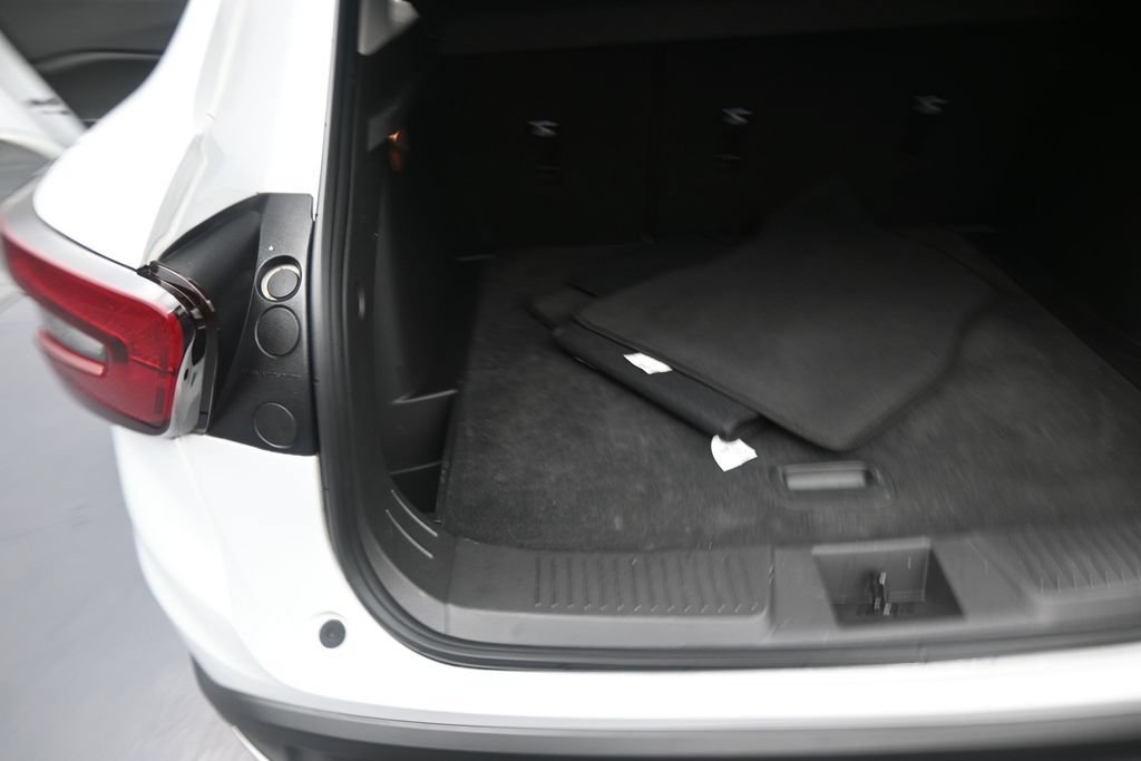 Used 2025 Chevrolet Trax LT FWD image 18