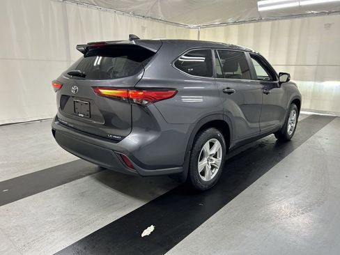 Used 2023 Toyota Highlander LE image 2