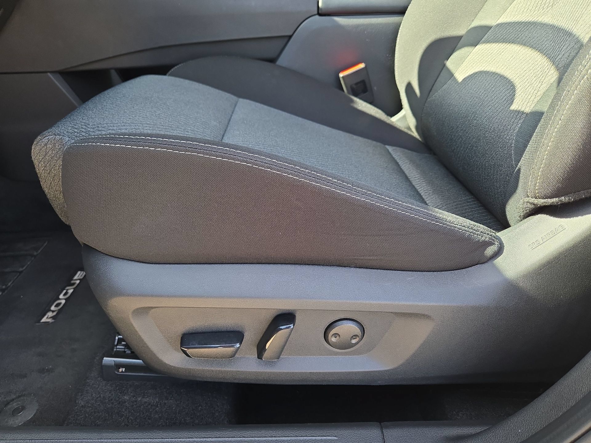 Used 2025 Nissan Rogue SV FWD image 17