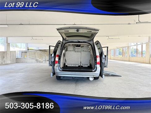 Used 2013 Chrysler Town & Country Limited w/ Luxury Group FWD image 33