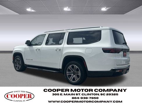 Used 2024 Jeep Wagoneer L Series II w/ Flexible Seating Group RWD image 3