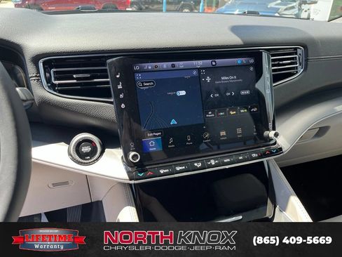Used 2025 Jeep Wagoneer Series III w/ Premium Group I AWD/4WD image 11