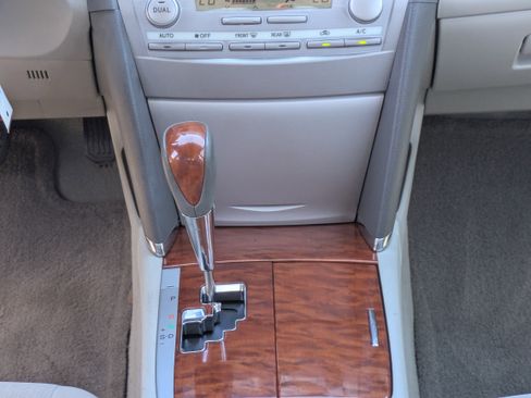 Used 2011 Toyota Camry XLE w/ SE/XLE Extra-Value Pkg image 17