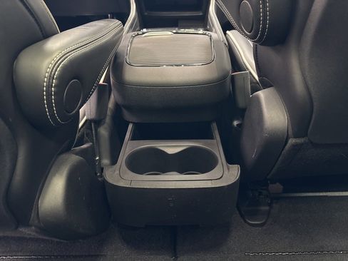 Used 2025 Chrysler Pacifica Limited image 34