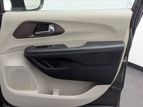 Used 2023 Chrysler Voyager LX FWD image 23