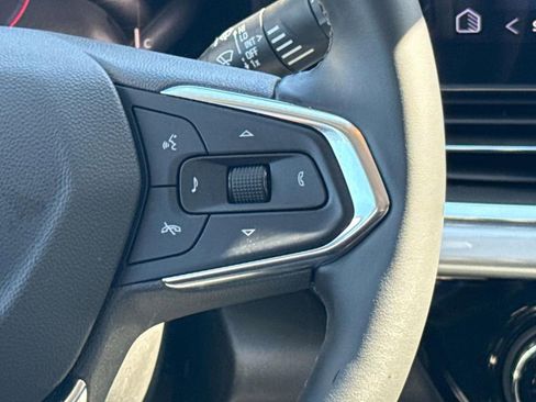 Used 2025 Chevrolet Trax LT w/ LT Convenience Package FWD image 16