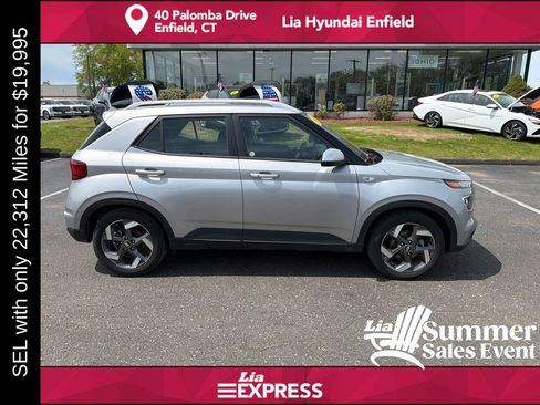 Used 2025 Hyundai Venue SEL FWD image 2
