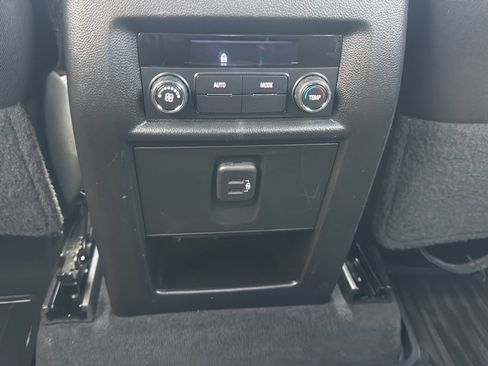 Used 2023 Chevrolet Traverse LT AWD/4WD image 21