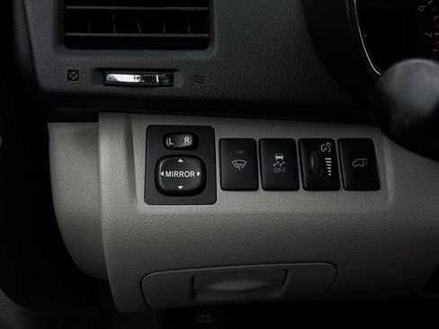 Used 2012 Toyota Highlander SE FWD image 23