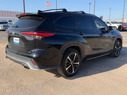Used 2022 Toyota Highlander XSE FWD image 5