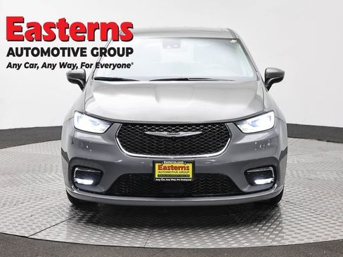 Used 2023 Chrysler Pacifica Touring-L FWD image 2