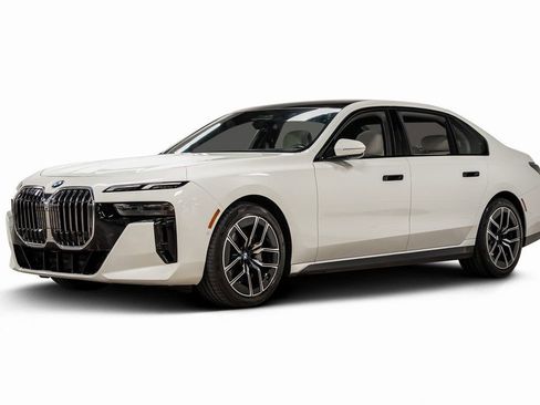 Used 2023 BMW 740i w/ Luxury Rear Seating Package image 14