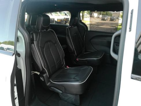 Used 2025 Chrysler Pacifica Limited FWD image 27