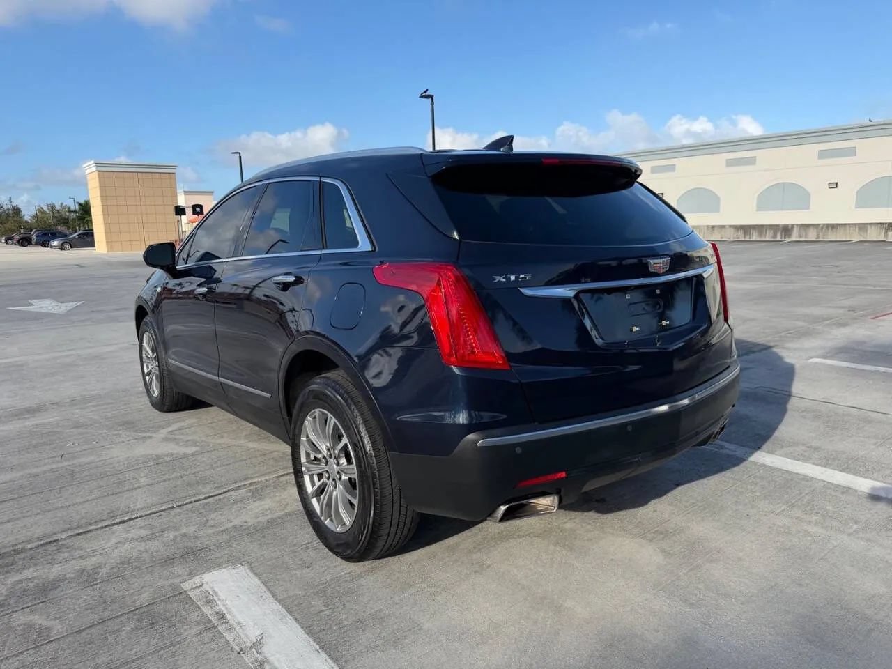Used 2017 Cadillac XT5 Luxury w/ Driver Awareness Package FWD image 9