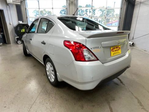 Used 2018 Nissan Versa S Plus image 3