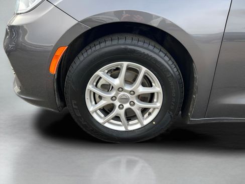 Used 2023 Chrysler Pacifica Touring-L image 22