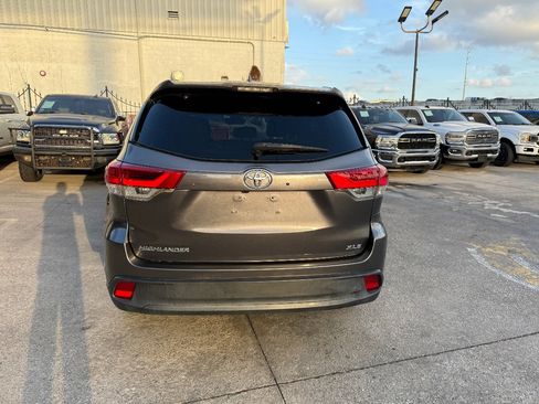 Used 2019 Toyota Highlander XLE FWD image 5