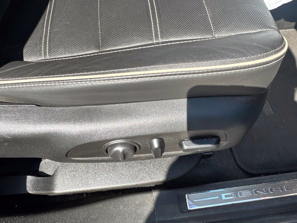 Used 2020 GMC Acadia Denali w/ Technology Package FWD image 15