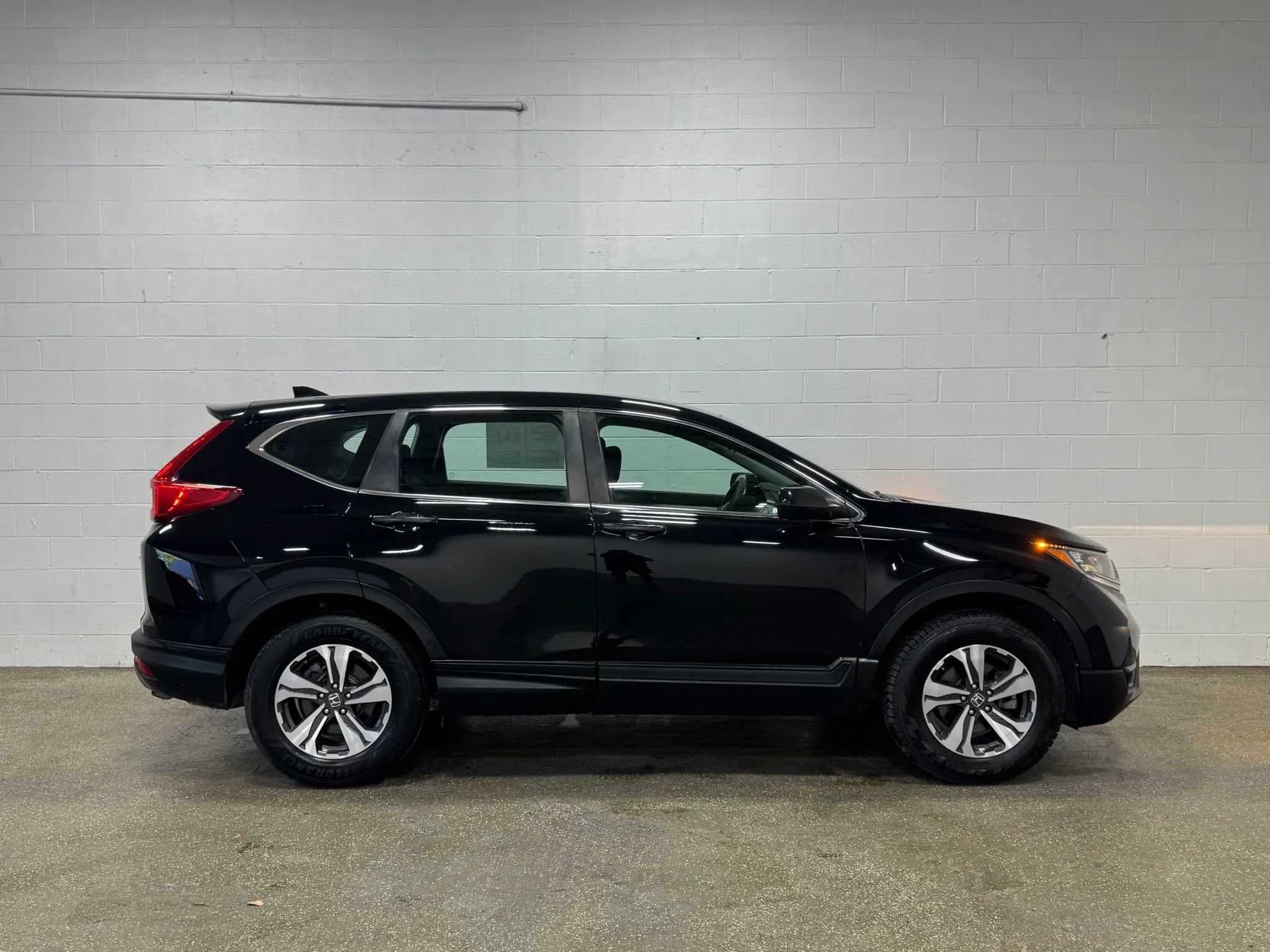 Used 2017 Honda CR-V LX image 2