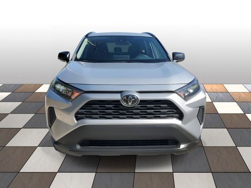 Used 2019 Toyota RAV4 LE image 2