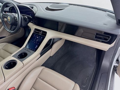 Used 2022 Porsche Taycan image 31