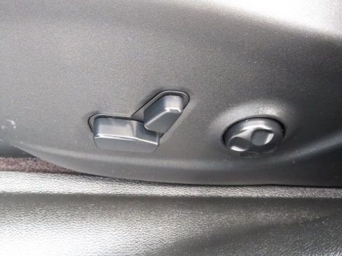 Used 2019 Jeep Cherokee Latitude Plus w/ Comfort/Convenience Group image 17