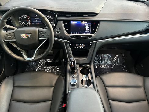 Used 2025 Cadillac XT6 Luxury image 16