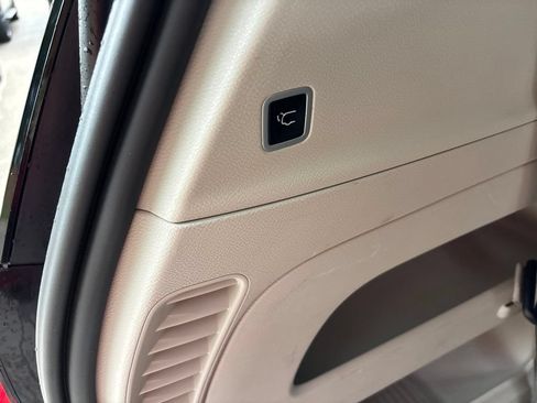 Used 2024 Chrysler Pacifica Touring-L FWD image 37