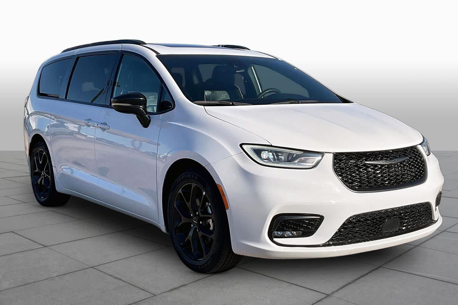 Used 2025 Chrysler Pacifica Limited FWD image 3