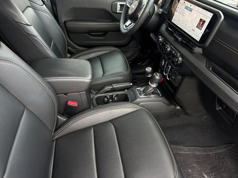 Used 2024 Jeep Wrangler Unlimited Sahara AWD/4WD image 19