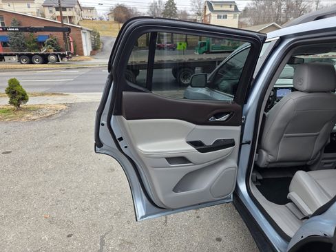 Used 2017 GMC Acadia SLT image 13
