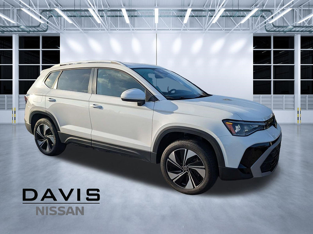Used 2025 Volkswagen Taos SE AWD/4WD image 1