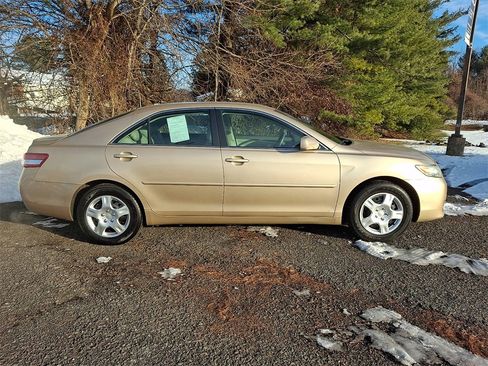 Used 2010 Toyota Camry LE image 7