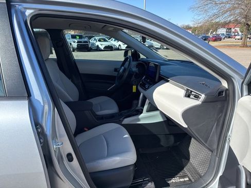 Used 2025 Toyota Corolla Cross L image 11