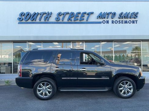 Used 2011 GMC Yukon Denali image 1