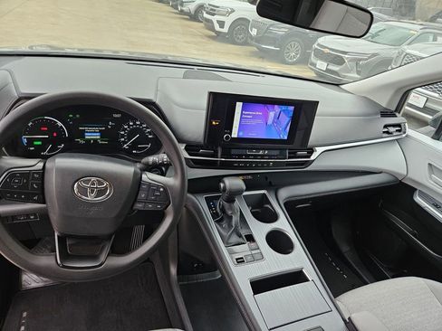 Used 2025 Toyota Sienna LE FWD image 16