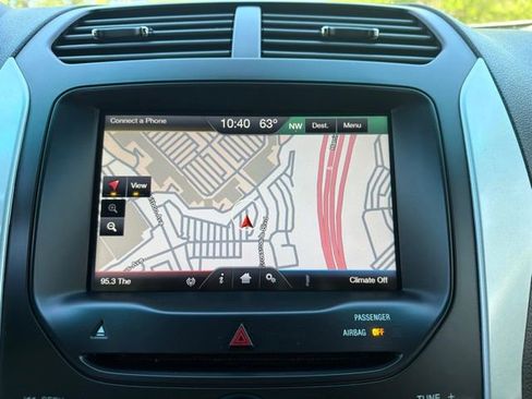 Used 2015 Ford Explorer XLT w/ Equipment Group 202A FWD image 17
