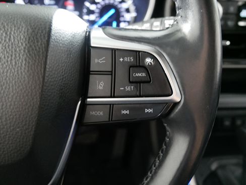 Used 2020 Toyota Highlander XLE image 28