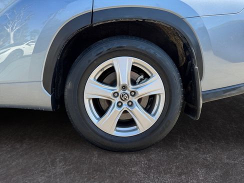 Used 2022 Toyota Highlander LE FWD image 14