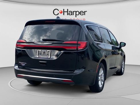 Used 2024 Chrysler Pacifica Touring-L FWD image 3
