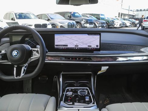 Used 2026 BMW 750e xDrive AWD/4WD image 9