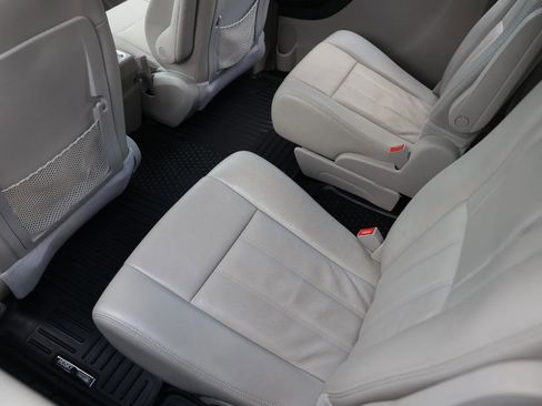 Used 2013 Chrysler Town & Country Touring FWD image 10