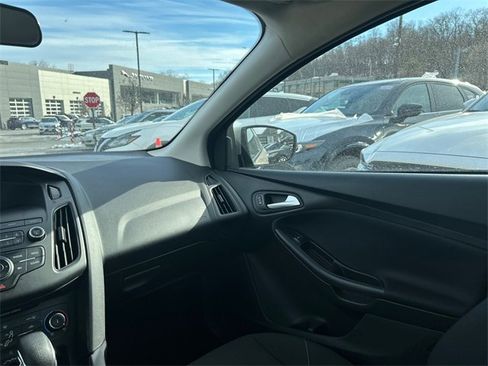 Used 2018 Ford Focus SE w/ SE Appearance Package image 24