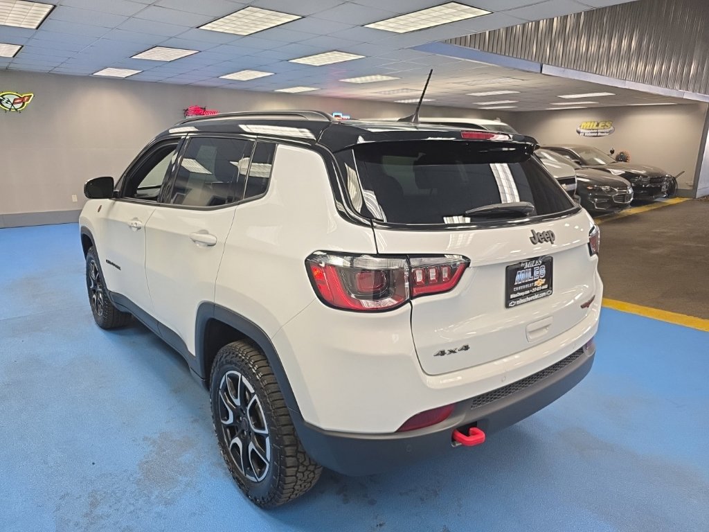 Used 2025 Jeep Compass Trailhawk AWD/4WD image 6